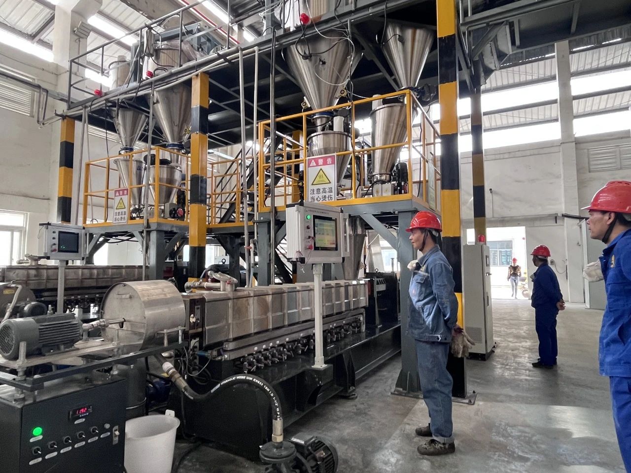 華遠(yuǎn)公司3000噸阻燃母粒項目試產(chǎn)成功！銻產(chǎn)業(yè)鏈高端化邁出關(guān)鍵一步